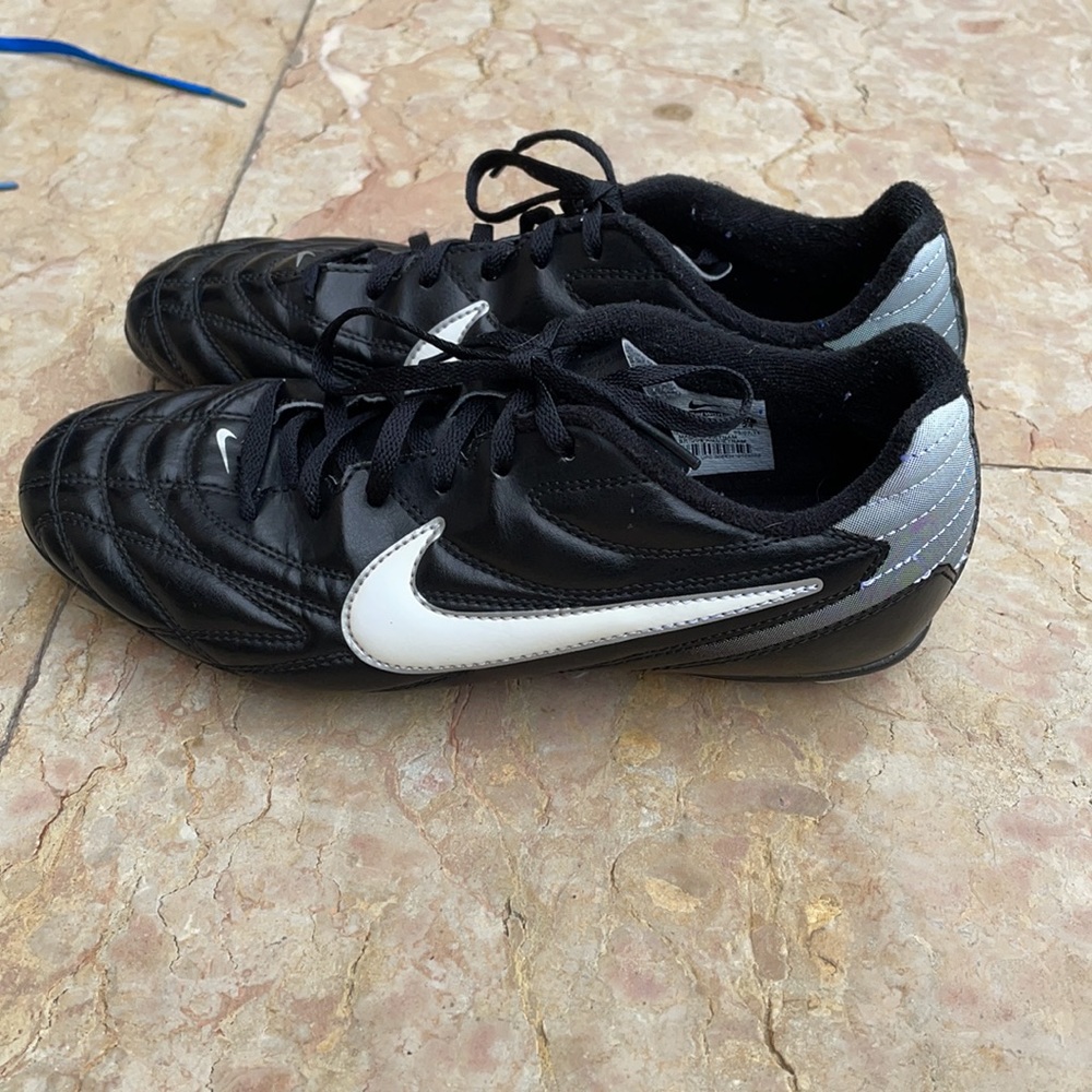 Nike soccer cleats size 6 youth - Picture 3 of 5